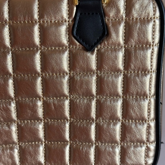 NWOT For Your Eases Only Cosmetic Make- Up Bag Gold Tone Quilted Gold Hardware - Picture 2 of 11